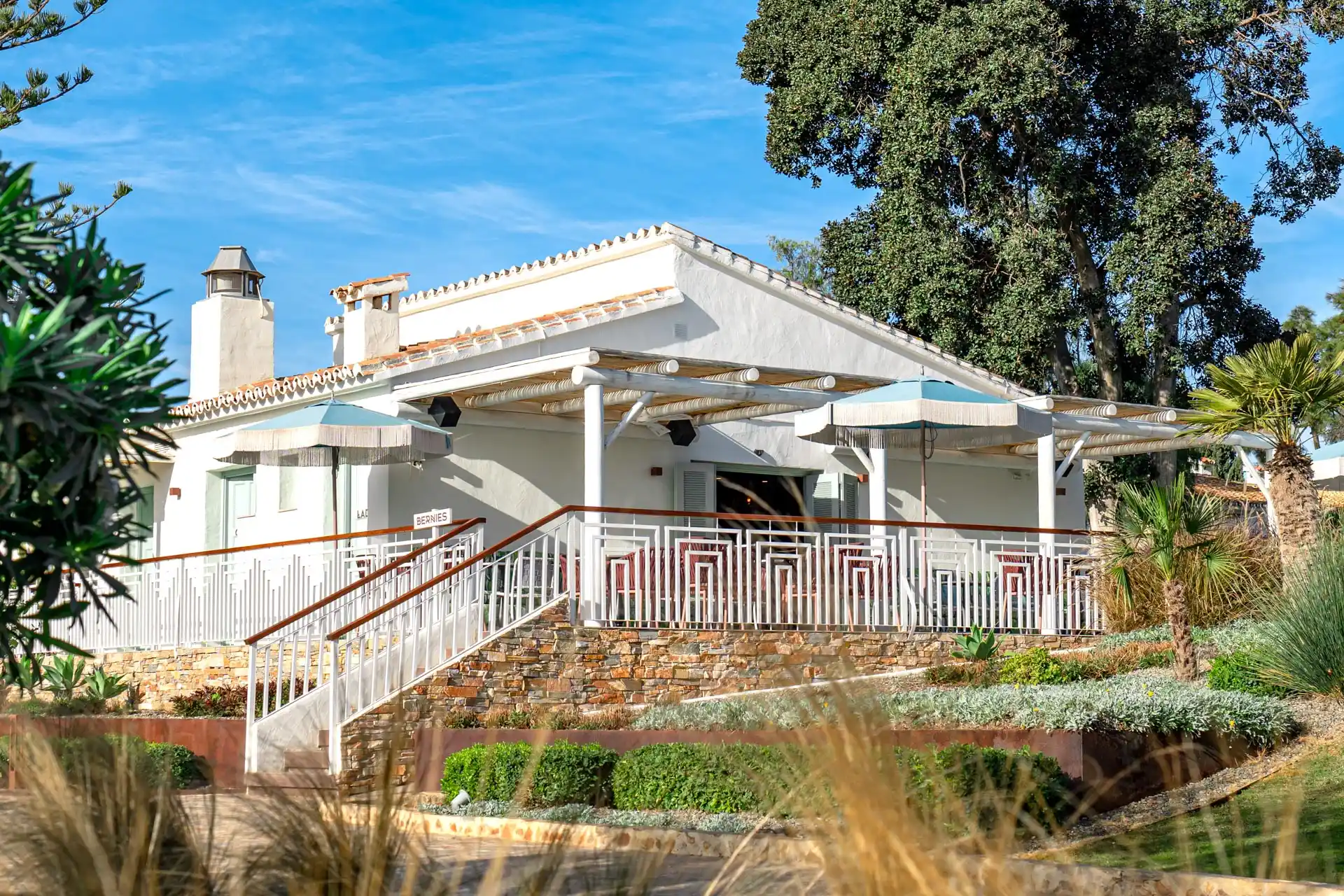 Bungalow de huéspedes encalado con terraza en los jardines de Boho Club