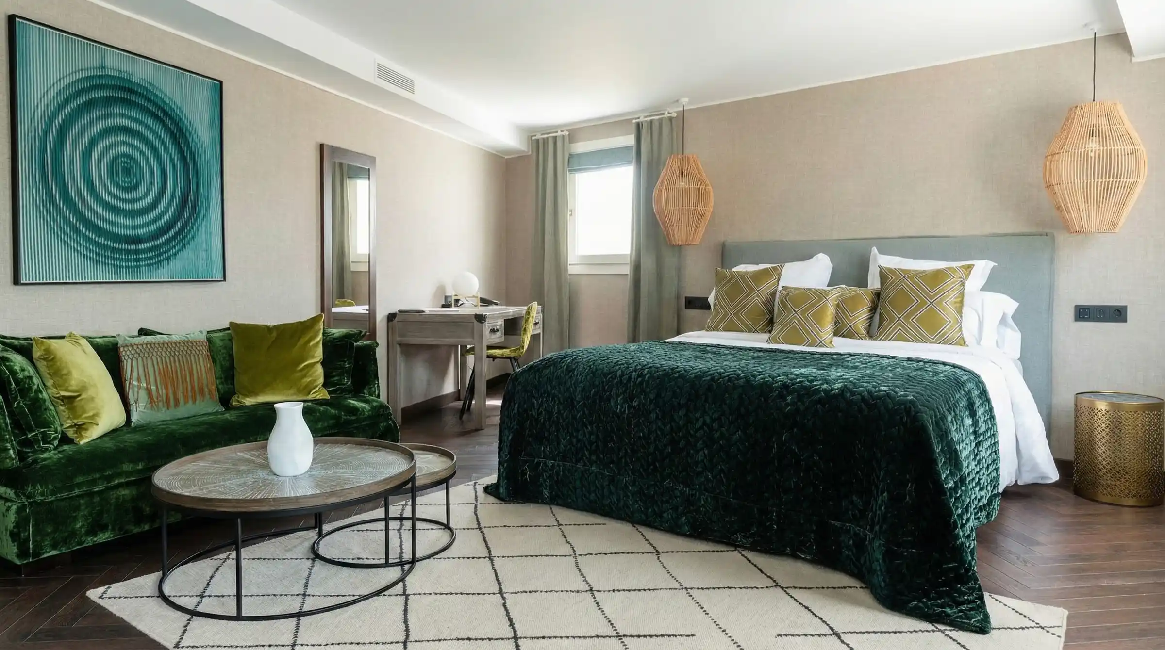 Dormitorio de bungalow con colcha verde y suelo de baldosa estampada
