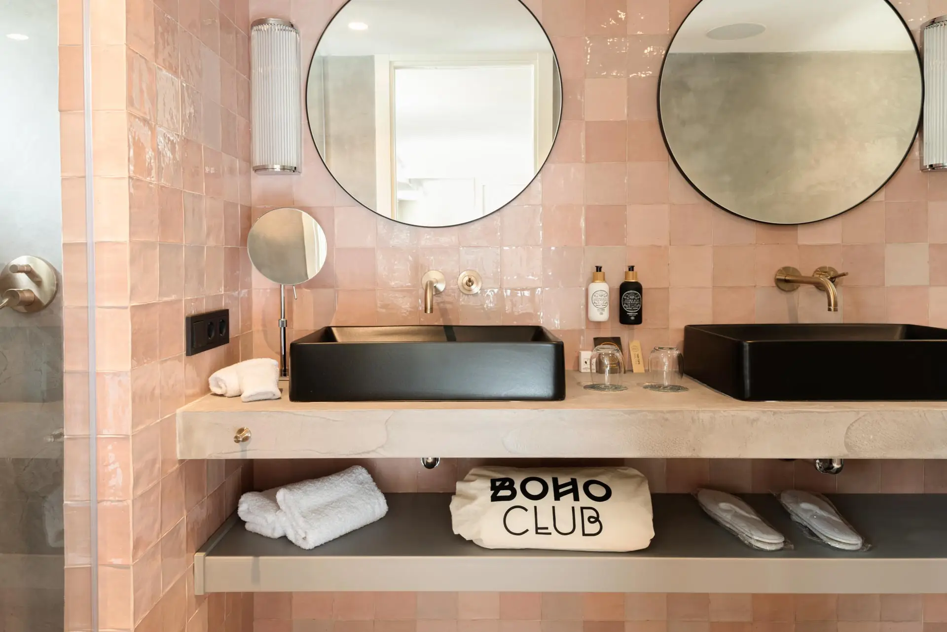 Baño de bungalow con azulejo artesanal y dos lavabos en Boho Club