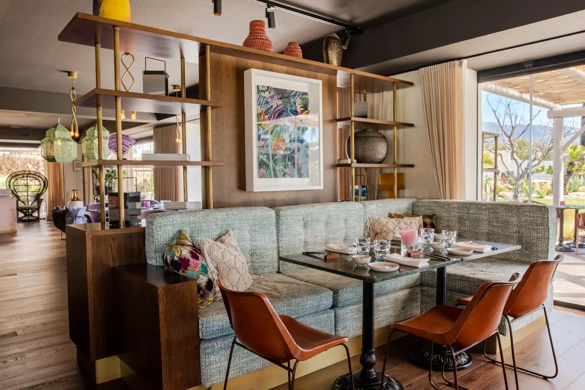 Salón del restaurante con banquetas y obra gráfica en Boho Club
