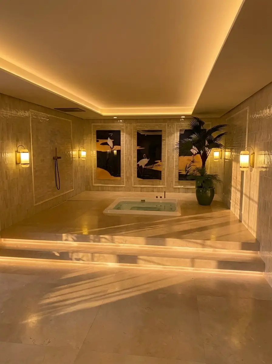 Vaso de spa con cajón de luz cálida en el sótano de la villa