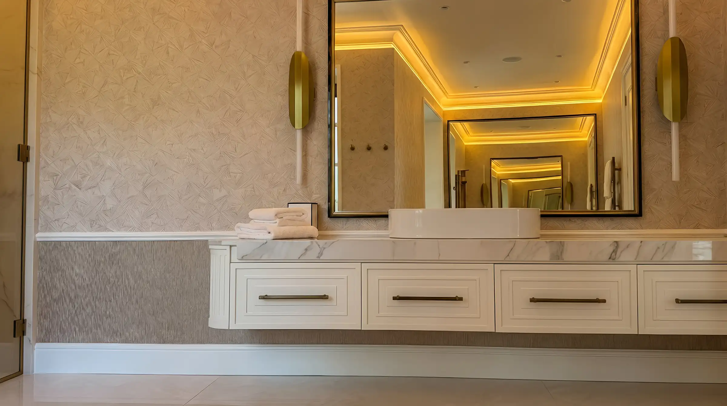 Doble lavabo en porcelánico Calacatta con iluminación de cove
