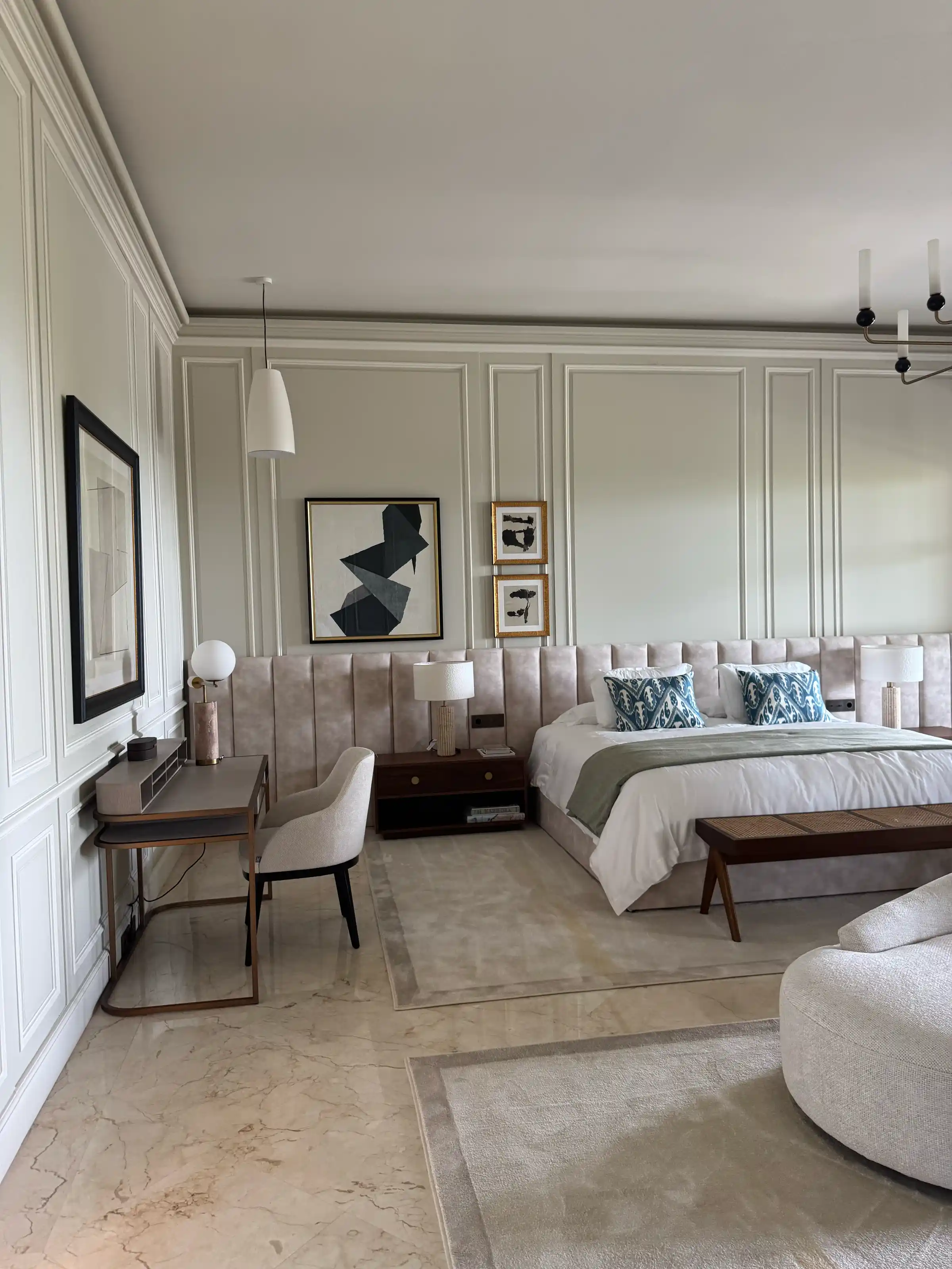 Dormitorio con panelería en una villa de Marbella reformada por Realta