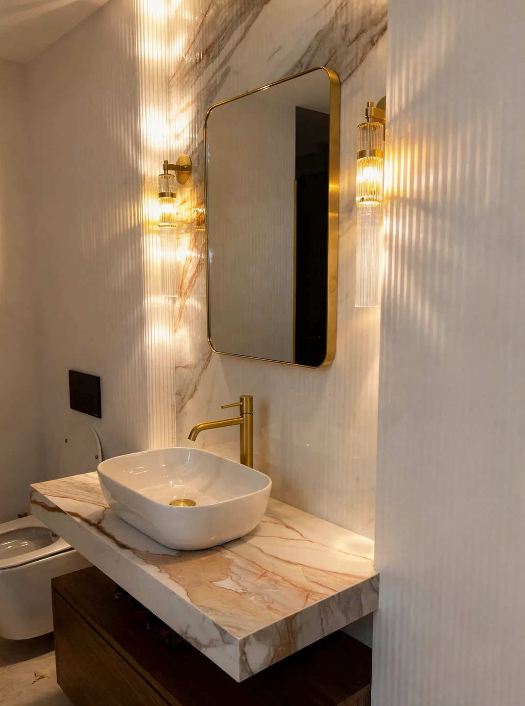 Mueble de baño con lavabo sobre encimera y tira LED