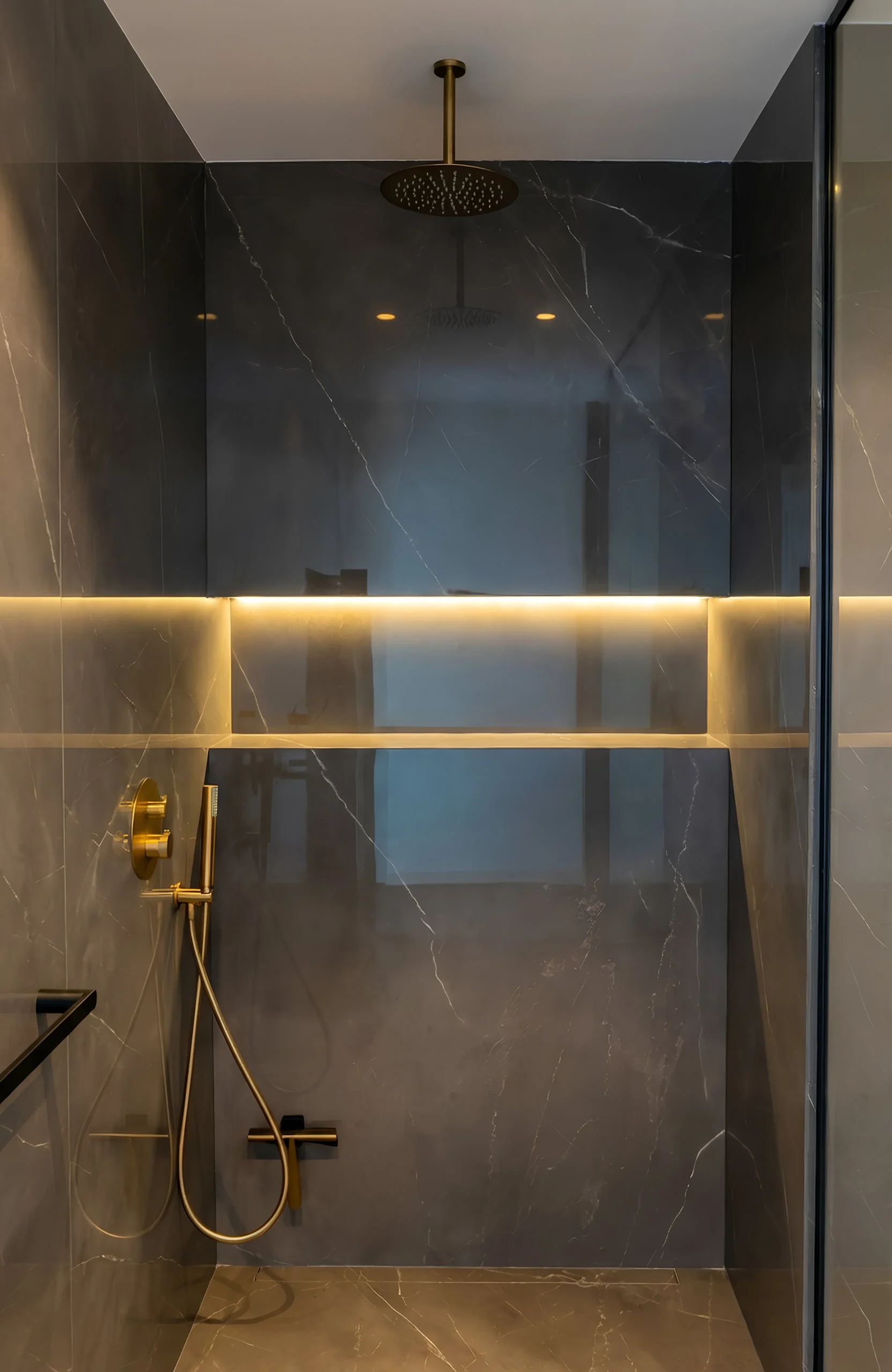 Ducha walk-in con grifería de latón e iluminación LED